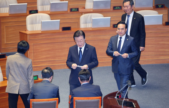 이재명 더불어민주당 대표가 27일 오후 국회에서 열린 본회의에서 본인의 체포동의안 표결을 마친 뒤 투표하고 있다. [연합뉴스]
